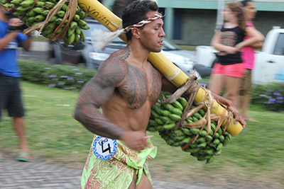 Coureur tahitien portant une charge de 40 kilos